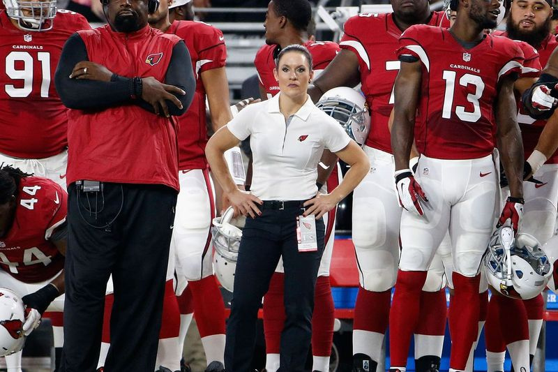 Tidligere Cardinals-assistenttrener Jen Welter ser på fra sidelinjen under en forhåndskamp mot Chiefs i 2015 i Glendale, Ariz.