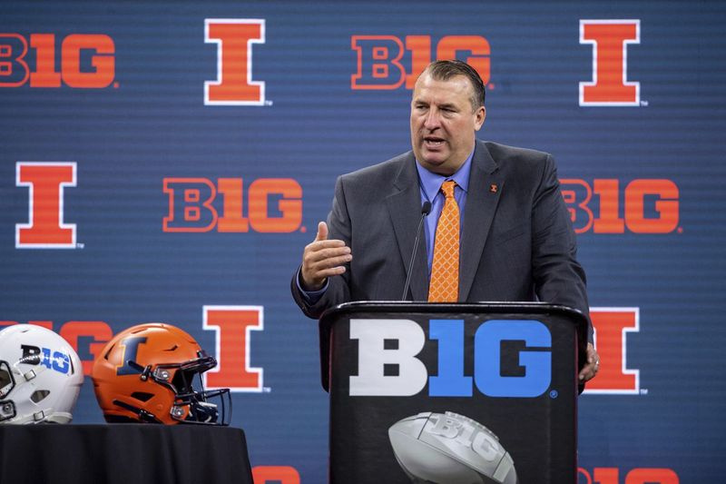 Bret Bielema maakt zaterdag zijn debuut in Illinois tegen Nebraska.