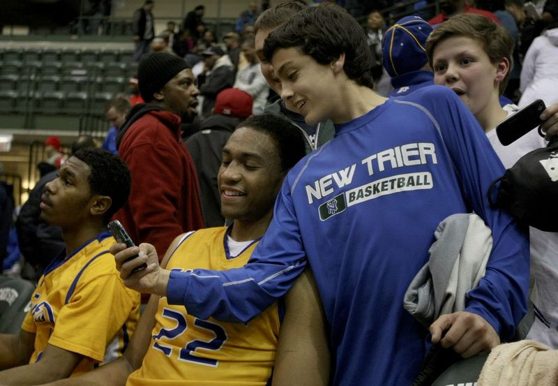 Einige Fans von New Trier lassen sich mit Simeons Jabari Parker fotografieren, nachdem ihr Team 2013 in der IHSA Class 4A Super Section an der Chicago State University verloren hatte.