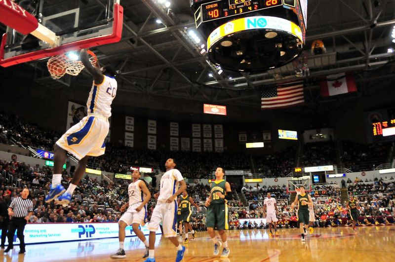 Simeons Kendrick Nunn dunks gegen Stevenson von 2013 im 4A-Meisterschaftsspiel.