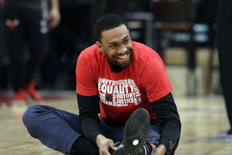 Napastnik Washington Wizards, Jabari Parker, uśmiecha się, przeciągając się przed meczem koszykówki NBA przeciwko Chicago Bulls, który odbędzie się w sobotę 9 lutego 2019 r. w Chicago. (Zdjęcie AP/Nam Y. Huh)