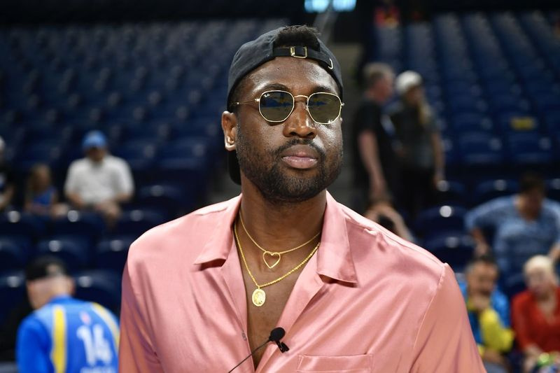 Wade, som var i Chicago og var vertskap for sin årlige ungdomsbasketballleir og deltok på en Sky-kamp, ​​sa at det er på tide at kvinnene i WNBA får sine rettferdige avgifter og anerkjennelse.