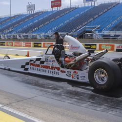 Annie Costabile espera la señal para despegar en su carrera de un cuarto de milla en la Route 66 Raceway.