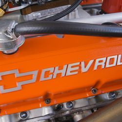 Los autos se modifican para alcanzar velocidades máximas de poco más de 120 MPH, significativamente más lentas que sus velocidades normales de 300 MPH.