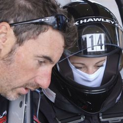Uno de los instructores de Frank Hawley, Jimmy Montgomery, repasa cada detalle del auto de arrastre con cada corredor individualmente antes de que los corredores despeguen.