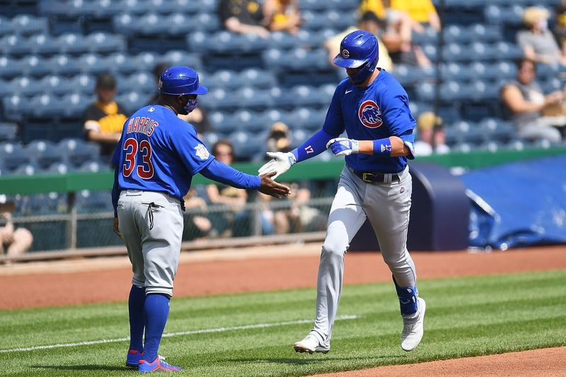 Kris Bryant rundar baserna efter torsdagens homerun i Pittsburgh.