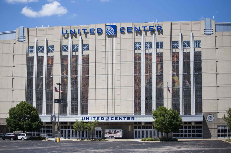 Majiteľ Chicago Bulls Jerry Reinsdorf a majiteľ Chicaga Blackhawks Rocky Wirtz oznámili 14. marca 2020, že ich zamestnanci v United Center budú platení počas riadnych sezón oboch líg.