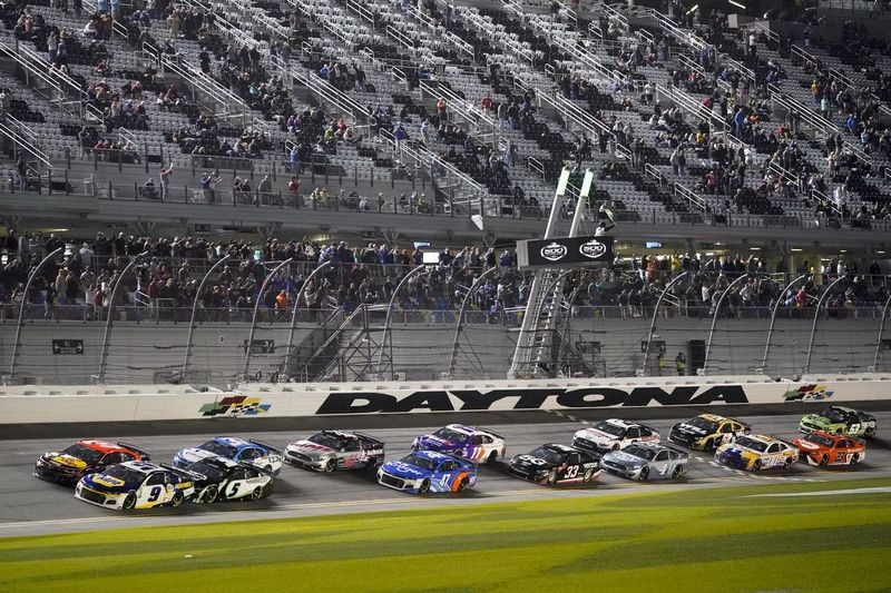 Os motoristas reiniciam após um atraso de tempo durante o Daytona 500 em 14 de fevereiro.