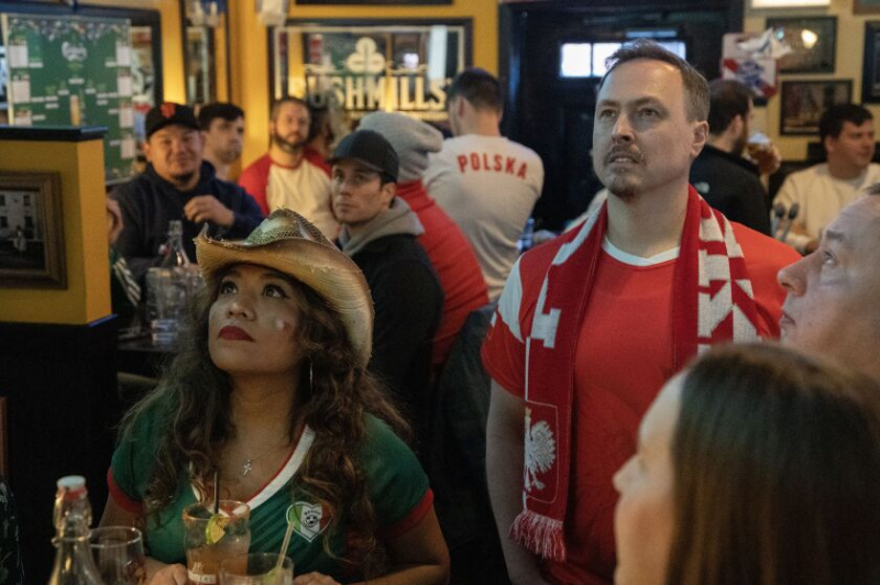   Abielupaar Greg ja Oralia Niewiadomski vaatavad A.J. jalgpalli maailmameistrivõistluste mängu Mehhiko vs. Hudsons Public House aadressil 3801 N Ashland Ave. Teisipäev, 22. november 2022.