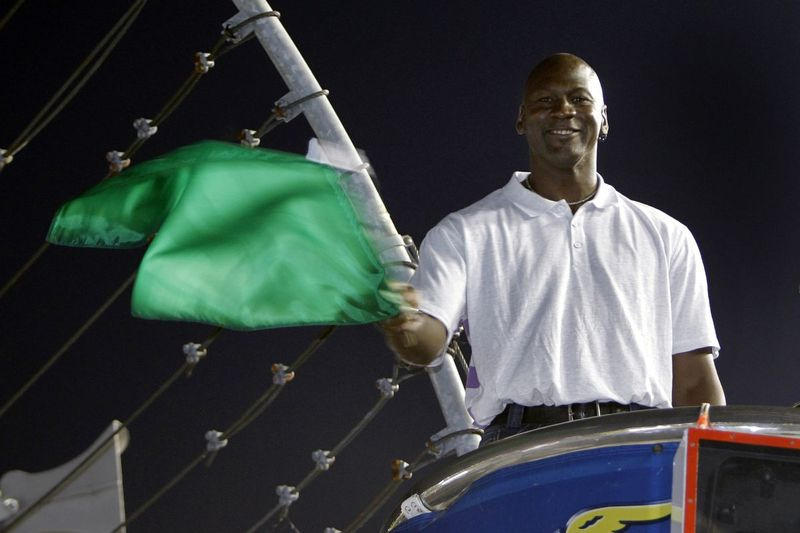 Michael Jordan vifter med det grønne flagget i Charlotte Motor Speedway I dette arkivbildet fra 2010. Jordan slår seg sammen med Denny Hamlin for å lage et nytt NASCAR-team med Bubba Wallace som sjåfør.