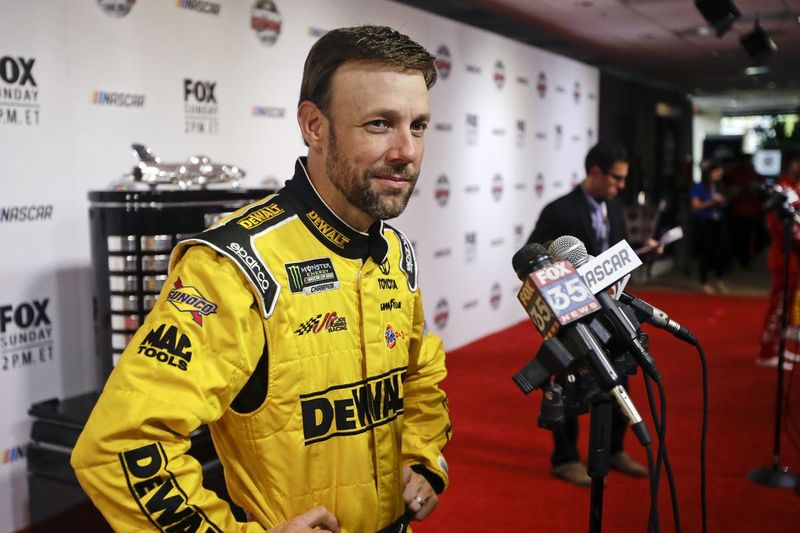 Den tidligere NASCAR-mester Matt Kenseth vil igen gå på pension for at konkurrere for Chip Ganassi Racing som afløser for den fyrede kører Kyle Larson.