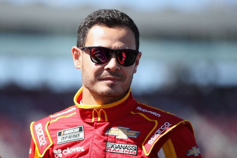 Chip Ganassi Racing vallandas teisipäeval piloodi Kyle Larsoni. Juht kasutas virtuaalse võistluse otseülekande ajal rassilist solvamist.