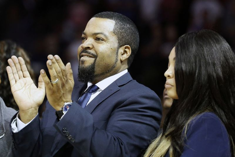 I detta arkivfoto den 25 juni 2017 applåderar Big3 Basketball Leagues grundare Ice Cube publiken under en timeout under första halvan av Game 2 i ligans debut på Barclays Center i New York.