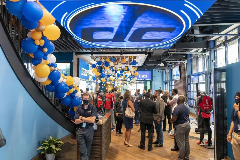 Los invitados se mezclan en una ceremonia de inauguración en el William Hill Sportsbook en Capital One Arena en Washington, D.C.