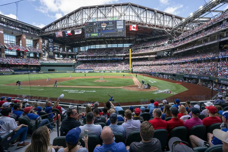 Globe Life Field, domov Texas Rangers MLB, bylo prvním baseballovým hřištěm, které letos umožnilo 100% kapacitu.
