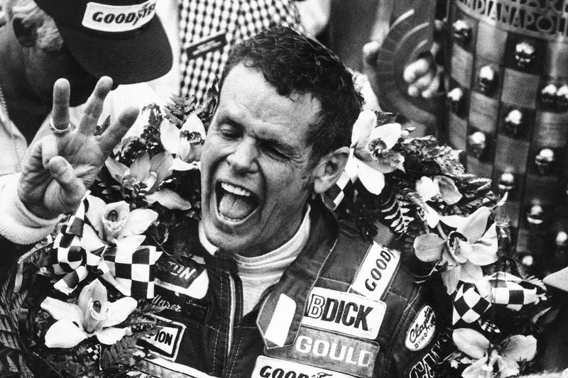 Bobby Unser houdt drie vingers omhoog na het winnen van zijn derde Indianapolis 500 in 1981. Unser stierf een natuurlijke dood in zijn huis in Albuquerque, New Mexico, op 2 mei. Hij was 87.