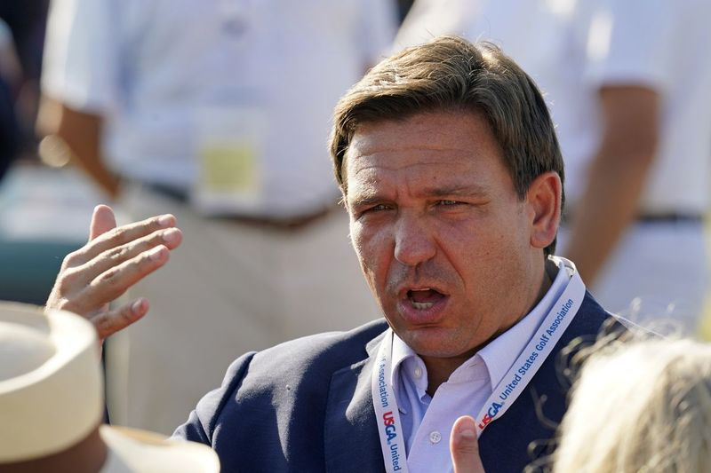 Floridos gubernatorius Ronas DeSantis pasirašė įstatymą, draudžiantį translytėms sportininkėms dalyvauti moterų sporto šakose aukštosiose mokyklose ir koledžuose valstijoje.