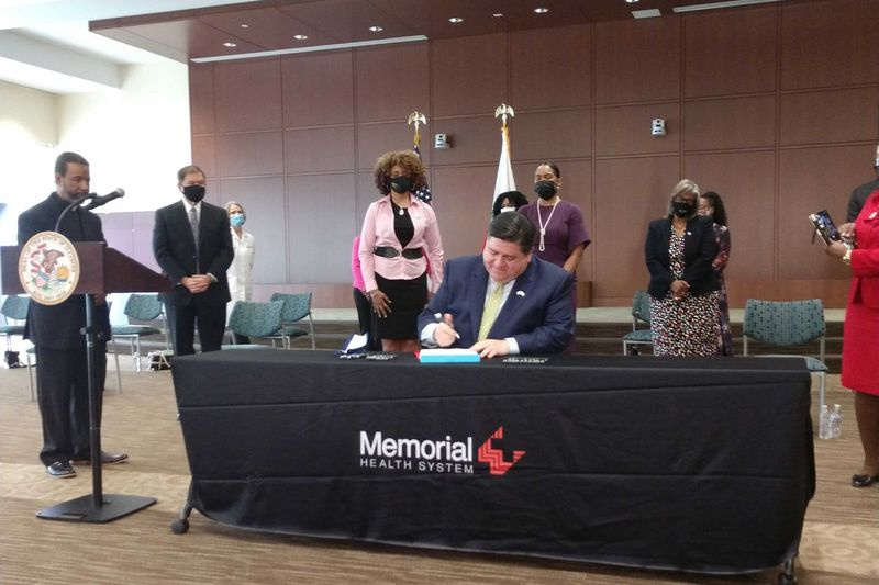 Martedì il governatore J.B. Pritzker firma la legge sulla riforma sanitaria.