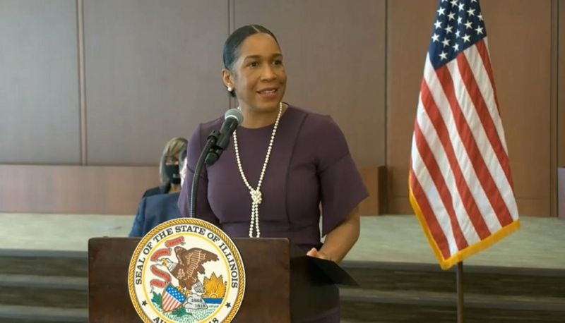 Il tenente governatore Juliana Stratton parla alla cerimonia della firma del disegno di legge di martedì a Springfield.