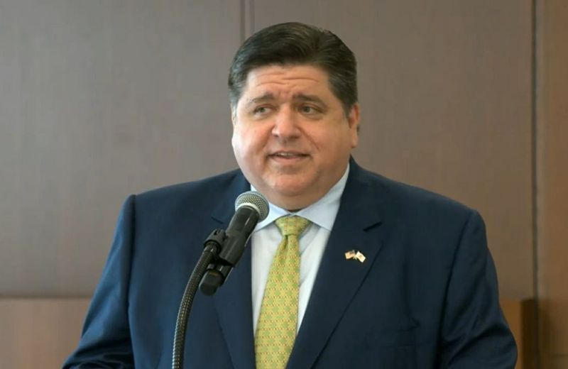Martedì il governatore J.B. Pritzker parla alla cerimonia della firma del disegno di legge.