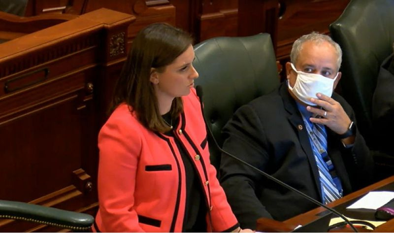 State Rep. Avery Bourne, R-Morrisonville, mluví na půdě sněmovny ve středu večer.