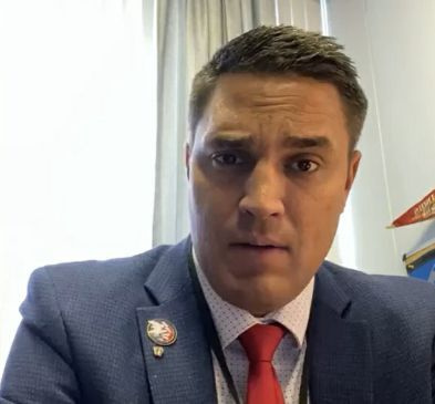Státní zastupitel Adam Niemerg, R-Dietrich, hovoří s voliči na Facebooku ve středu ráno.