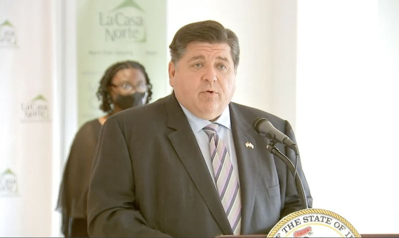 Guvernér J.B. Pritzker oznámil vytvoření pracovní skupiny pro bezdomovectví během páteční tiskové konference v La Casa Norte na West Side v Chicagu.