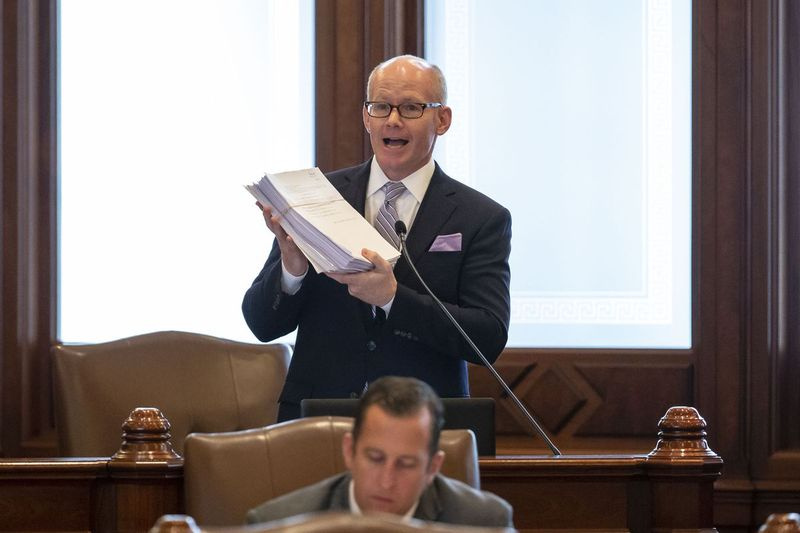 Senatets præsident Don Harmon, D-Oak Park, holder det omfattende energiforslag op, mens han mandag giver sine afsluttende bemærkninger på gulvet i Illinois Senatet.