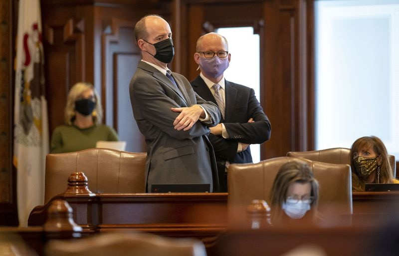 Senatets præsident Don Harmon, D-Oak Park, til højre, taler med statssenatet Bill Cunningham, D-Chicago, venstre, under debat om energiforslaget i Senatet mandag.