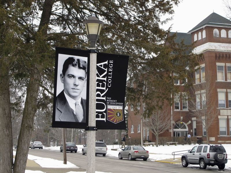 Uno striscione che ricorda il centenario della nascita di Ronald Reagan è appeso nel campus della sua alma mater, l