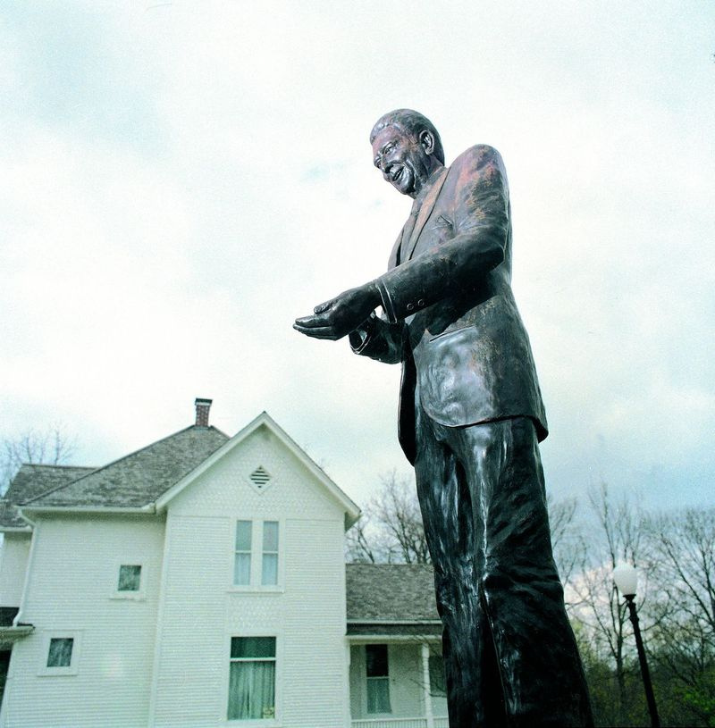 Una statua di Ronald Reagan si trova fuori dalla sua casa d