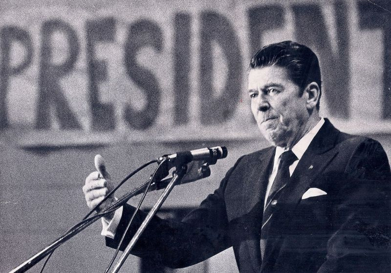 Poi il candidato presidenziale Ronald Reagan fa una campagna alla Elk Grove High School di Elk Grove Village nel 1976.