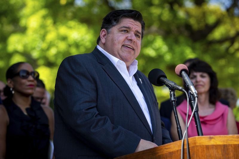Guvernör J.B. Pritzker talar vid en presskonferens i Springfield 2019.