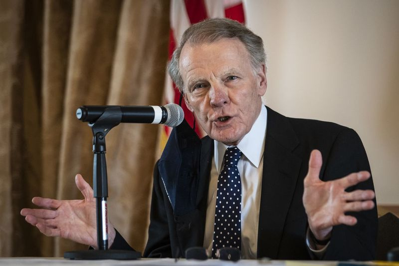 Tidigare talmannen Mike Madigan talar under ett möte i februari för att bestämma vem som ska ta över hans plats i Illinois House.