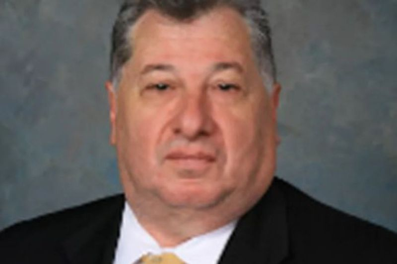 Mauro Glorioso, πρώην εκτελεστικός διευθυντής και γενικός σύμβουλος του Συμβουλίου Προσφυγών Φόρου Περιουσίας του Ιλινόις.