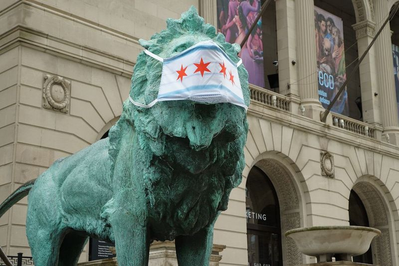 Les statues de lion emblématiques portent des masques faciaux à l