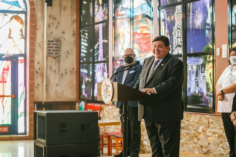 Gubernatorius J.B. Pritzkeris ketvirtadienį kalba Little Village restorane „Mi Tierra En La Villita“.