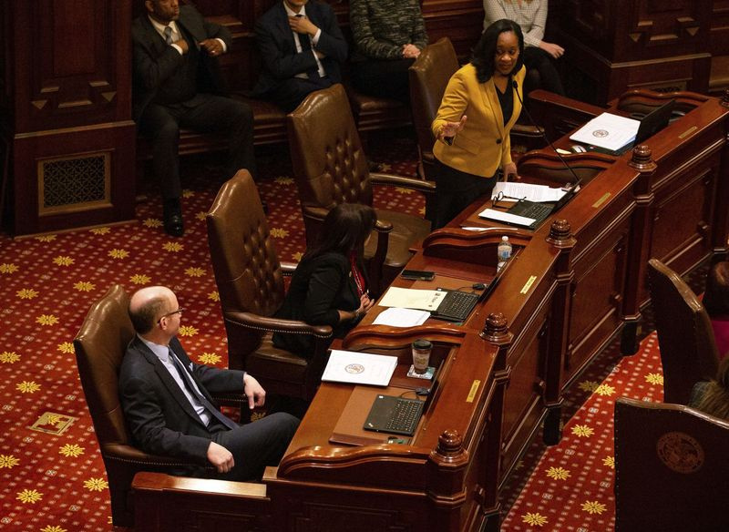 Vůdkyně většiny v Senátu Kimberly Lightfordová, D-Maywood, a pak budoucí předseda Senátu státu Don Harmon, D-Oak Park, loni na půdě Senátu.