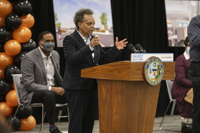 Starostka Lori Lightfootová promlouvá na akci ve čtvrti Chatham na South Side začátkem tohoto měsíce.