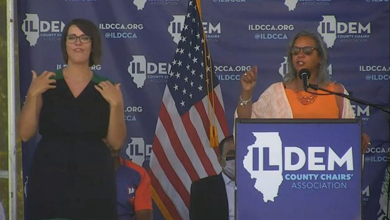 Den amerikanske rep. Robin Kelly, formanden for Illinois Democratic Party, taler ved Illinois Democratic County Chairs’ Associations brunch onsdag.