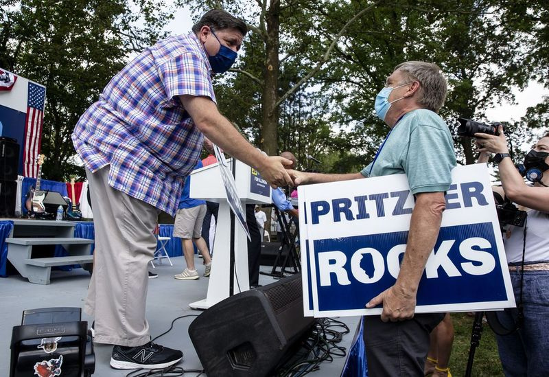 Illinois-guvernør J.B. Pritzker får et Pritzer Rocks-skilt fra Peter Janko, Demokratisk delstats centralkomité for 14th Congressional District of Illinois, under Governor