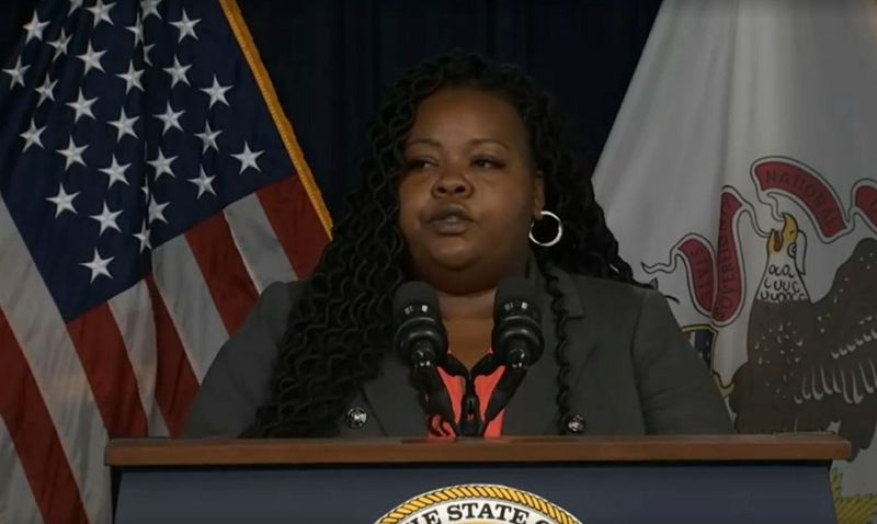 State Rep. Lakesia Collins, D-Chicago, taler ved seremonien for signering av regninger på Thompson Center på fredag.