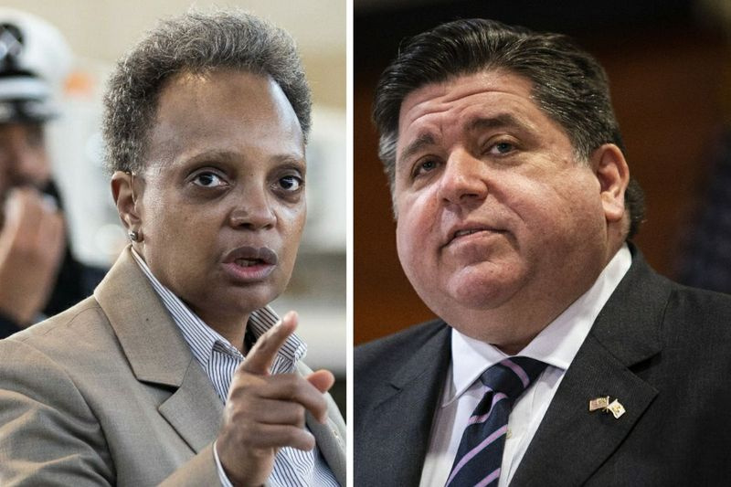 Borgmester Lori Lightfoot, til venstre, taler under en pressekonference om åbningen af ​​et nyt brandhus i West Pullman-kvarteret i sidste uge; Guvernør J.B. Pritzker, til højre, deltager i en pressekonference på Chicago State University i februar.
