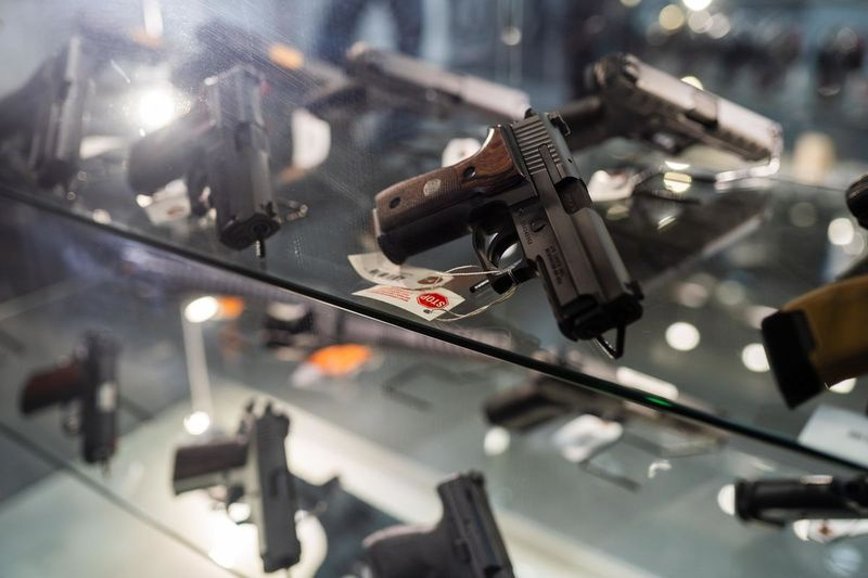 Våpen utstilt på Kee Firearms and Training i New Lenox i januar.