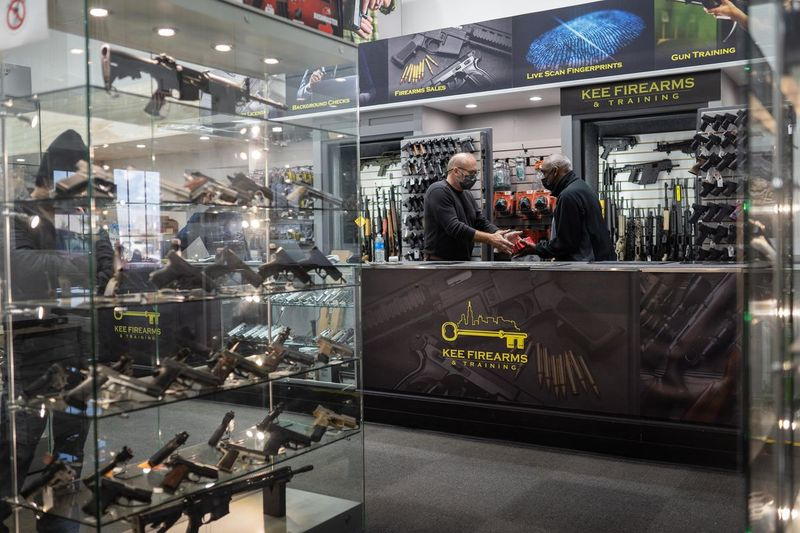 Personalet jobber ved Kee Firearms and Training i New Lenox i januar.