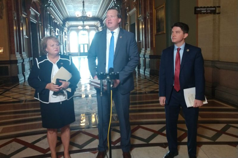 Štata senators Džeisons Plamers (R-Edvardsvila, otrais no labās) pirmdien preses konferencē Springfīldā uzstājas, bet štata senators Terijs Braients, R-Mērfisboro, trešais no labās puses, un štata senators Stīvs Makklūrs, R- Springfīlda, pareizi, klausies.