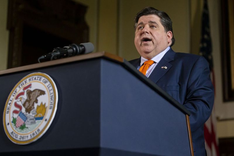 O governador J.B. Pritzker responde a perguntas sobre o orçamento, redistritamento e outras questões durante uma coletiva de imprensa em Springfield no mês passado.