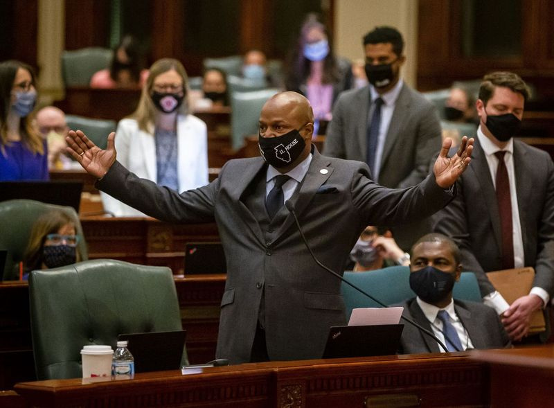 O presidente da Câmara, Emanuel Chris Welch, D-Hillside, fala a favor do projeto de reforma dos distritos legislativos em Illinois no plenário da Câmara em maio.