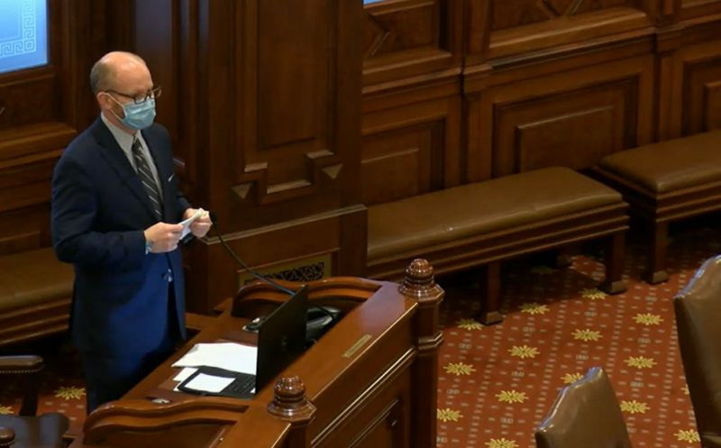 O presidente do Senado de Illinois, Don Harmon, D-Oak Park, respondeu às perguntas dos senadores em Springfield no ano passado.