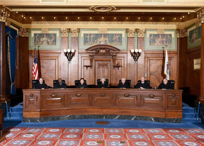 Illinois højesteretsdommere, venstre mod højre, David K. Overstreet; P. Scott Neville, Jr.; Rita B. Garman; (overdommer) Anne M. Burke; Mary Jane Theis; Michael J. Burke; Robert L. Carter.